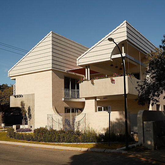 Interior photograph of 123 House by Traianos Pakioufakis