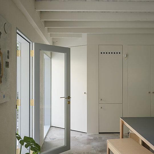 Interior photograph of Sunshine Beach Townhouse by Clinton Weaver