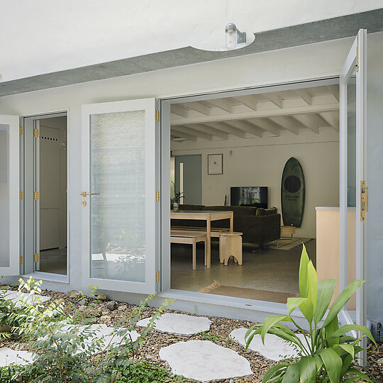 Interior photograph of Sunshine Beach Townhouse by Clinton Weaver