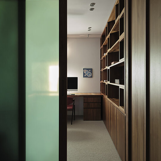 Interior photograph of Inner City Apartment by Dave Wheeler