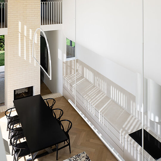Interior photograph of Courtyard House by Simon Whitbread