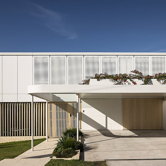 Interior photograph of Courtyard House by Simon Whitbread