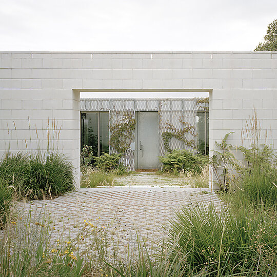 Interior photograph of Hedge and Arbour House by Rory Gardiner